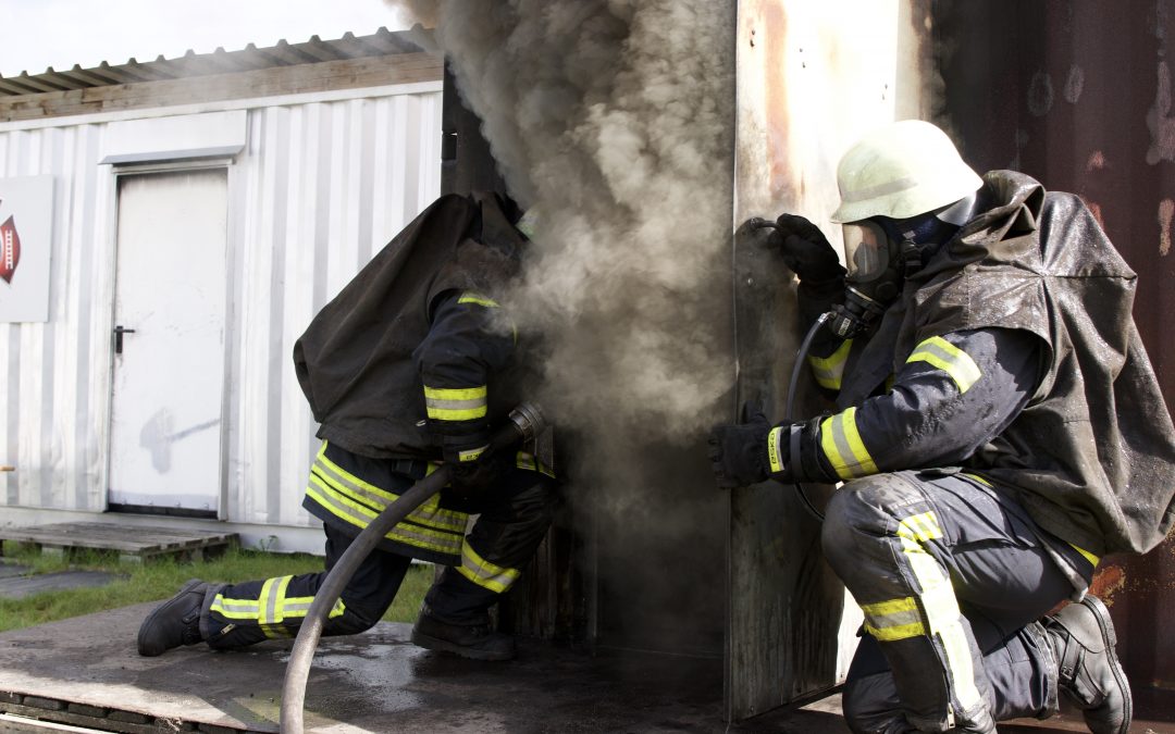 Einsatzkräfte trainiern in Brandübungscontainer